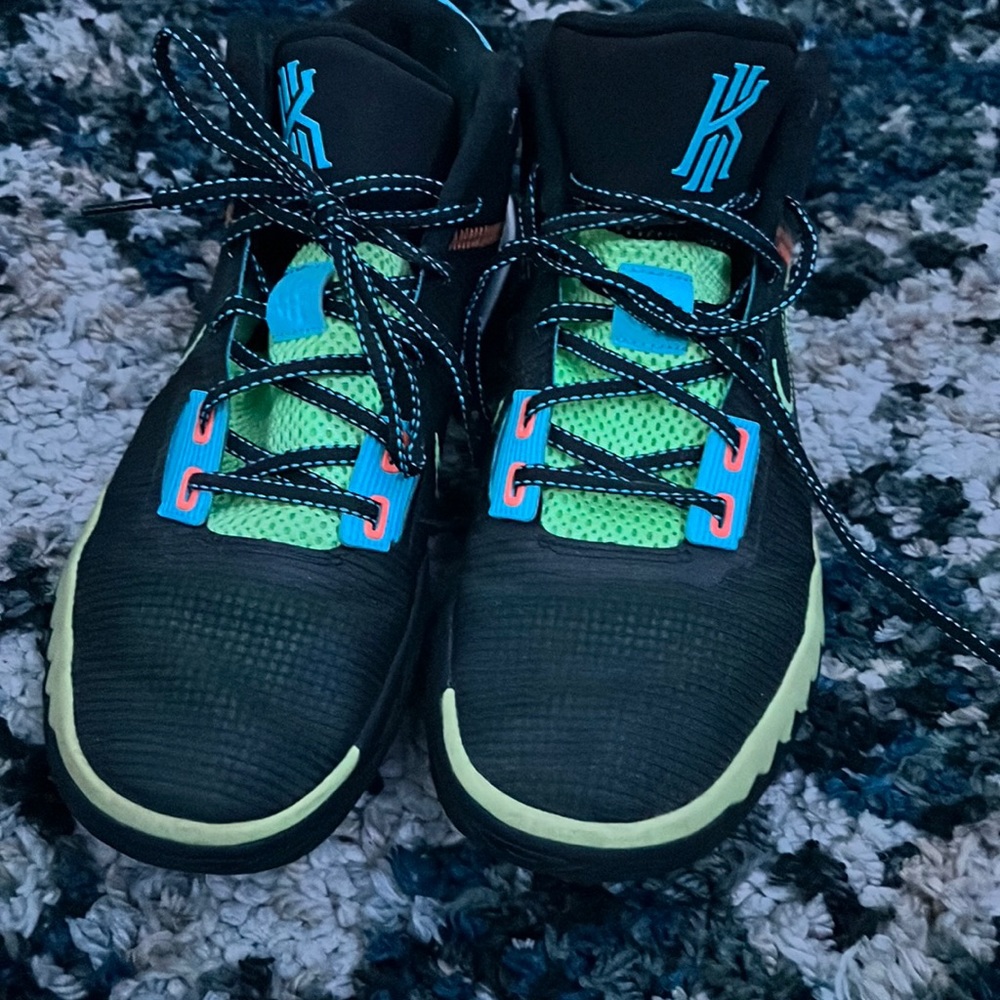 2021
Kyrie Flytrap 4 'Black Lime Glow'